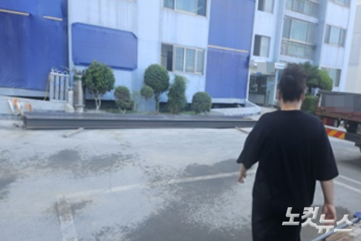 지난 21일 경남 거제 삼도로얄맨션에 거주했던 50대 이재민이 집을 살펴보고 있다. 이형탁 기자