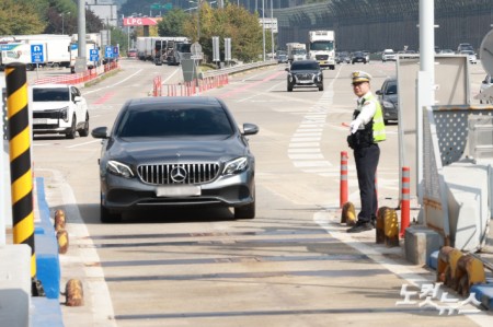 추석 연휴 첫날인 24일 경기 성남시 궁내동 톨게이트에 추석 명절 통행료가 면제되고 있다. 정부는 추석 연휴인 24일부터 27일까지 4일간 전국 고속도로 통행료를 면제한다.