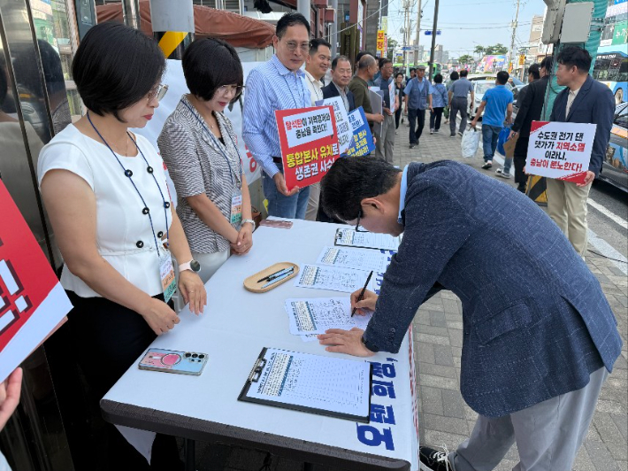 서명운동에 참여하는 엄승용 보령시장. 보령시 제공