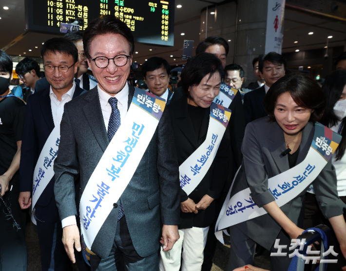 더불어민주당 김민석 대표와 한병도 원내대표 등 지도부가 23일 서울 용산역을 찾아 추석 귀성객들에게 인사를 하고 있다. 박종민 기자