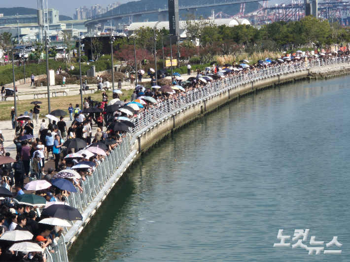 부캉이를 보기 위해 기다리는 시민들. 박중석 기자
