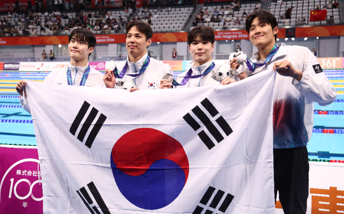 은메달은 딴 남자 계영 400m 대표팀. 연합뉴스