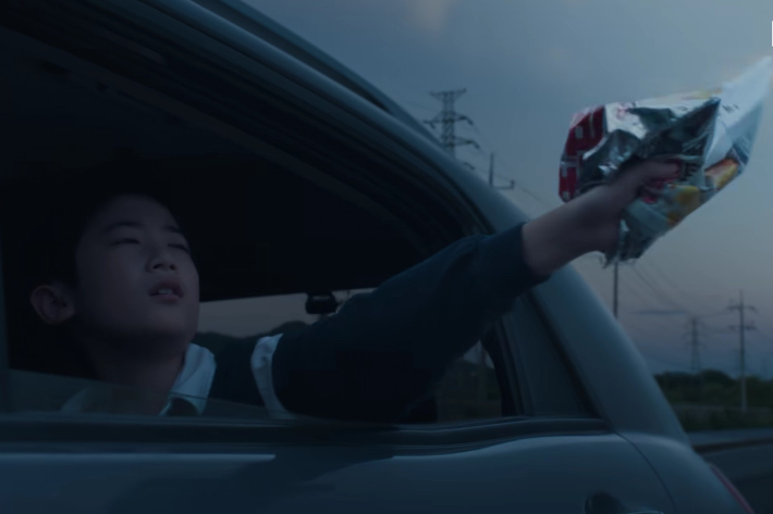 넷플릭스 영화 '가능한 사랑'은 영화 '버닝'(2018) 이후 8년 만에 선보이는 이창동 감독의 복귀작이다. 투자에 난항을 겪던 가운데 넷플릭스와 손잡으면서 영화가 완성됐다. 넷플릭스 제공