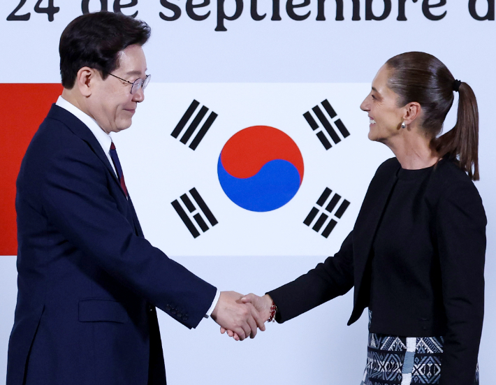 이재명 대통령과 클라우디아 셰인바움 멕시코 대통령이 24일(현지시간) 멕시코시티 대통령궁에서 공동언론발표 후 악수하고 있다. 연합뉴스