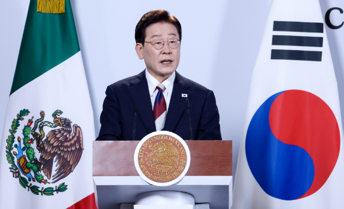 이재명 대통령이 24일(현지시간) 멕시코시티 대통령궁에서 열린 클라우디아 셰인바움 멕시코 대통령과의 공동언론발표에서 발언하고 있다. 연합뉴스