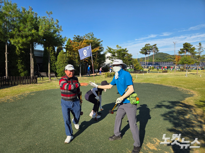 18홀을 마치고 격려하는 염경열(왼쪽)씨와 김현종(오른쪽)씨. 정성욱 기자