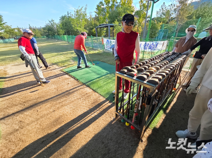 개장 1시간 만에 파크골프 대기줄(골프채)이 2배로 늘어났다. 정성욱 기자