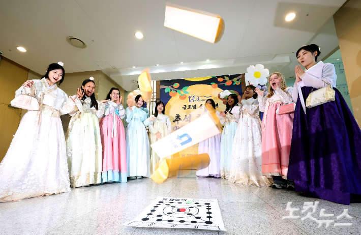 추석 연휴를 앞둔 22일 서울 용산구 숙명여대 백주년기념관 글로벌라운지에서 열린 '글로벌 문화축제, 추석 한마당'에 참가한 외국인 학생들이 윷놀이를 하고 있다. 위 사진은 아래 기사와 직접적인 관련 없음. 황진환 기자