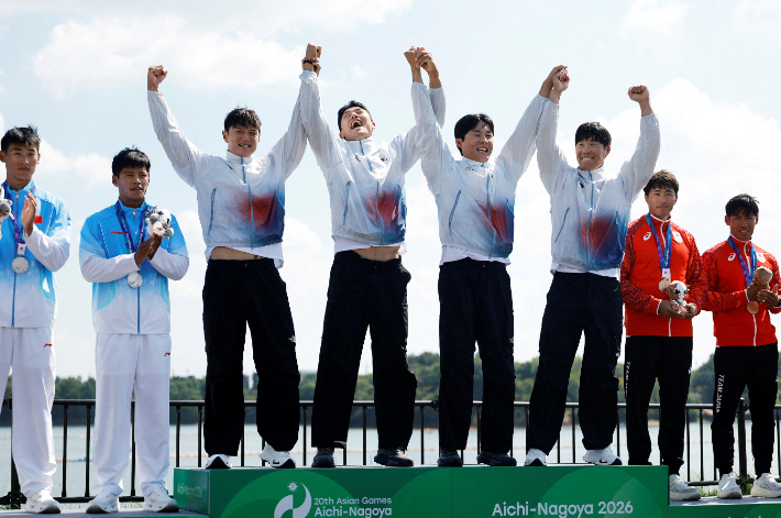 카약 4인승 500m 금메달을 딴 카누 대표팀. 연합뉴스