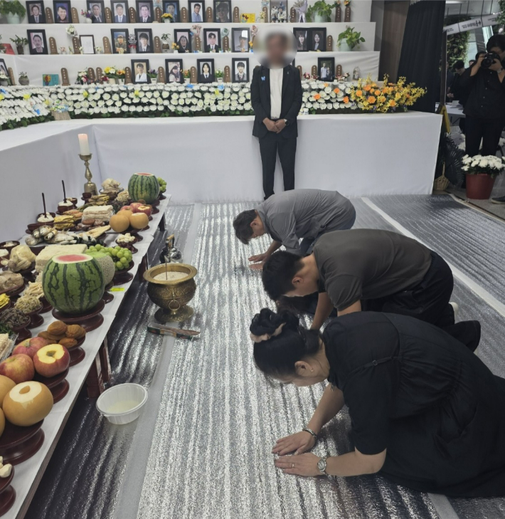 12·29 제주항공 여객기 참사 유가족들이 25일 오전 무안공항 1층 합동분향소에서 열린 추석 합동 차례에서 희생자들을 기리며 절을 올리고 있다. 유가족협의회 제공