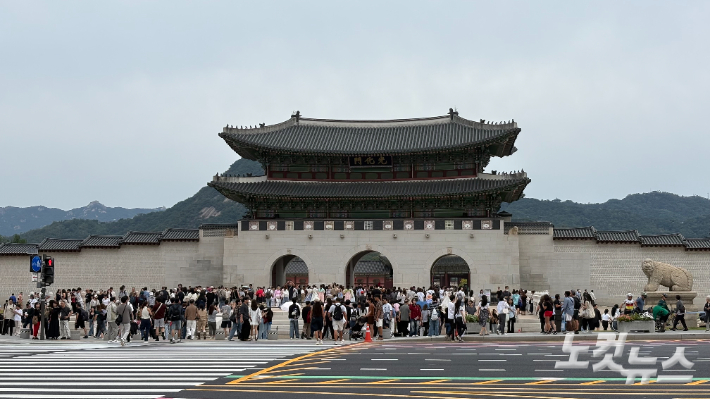 25일 오전 11시 추석 당일 시민들이 경복궁으로 들어서고 있다. 김하영 기자