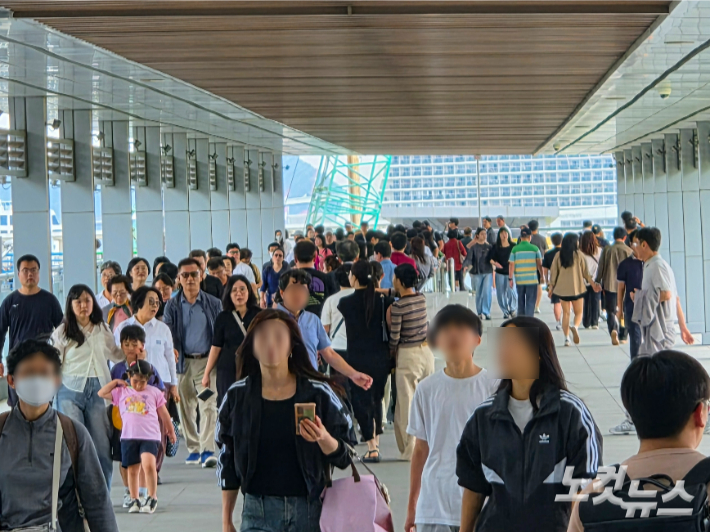 추석 명절 당일인 25일 부산역에서 북항 친수공원으로 이어지는 보행교가 인파로 붐비고 있다. 정혜린 기자