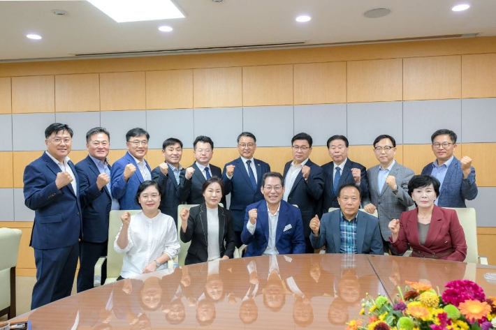 손훈모 시장(앞줄 가운데)과 지방선거 낙선자들이 시장실에서 함께 했다. 순천시 제공