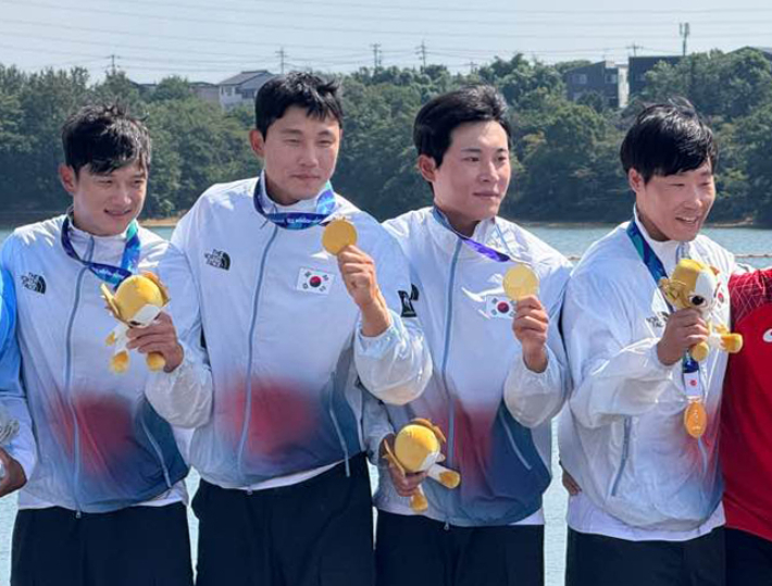 카누 스프린트 대표팀 조광희, 김효빈, 장상원, 최민규가 24일 일본 아이치현 미요시호 카누 경기장에서 열린 카누 스프린트 남자 카약 4인승 500ｍ 결승에서 1분22초587의 기록으로 금메달을 차지한 뒤 기뻐하고 있다. 대한카누연맹 제공