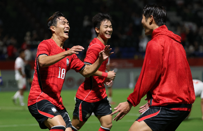 25일 일본 나고야 미즈호 공원 럭비경기장에서 열린 2026 아이치·나고야 아시안게임 남자 축구 8강 한국과 베트남의 경기. 네번째 골을 넣은 김명준이 기뻐하고 있다. 연합뉴스