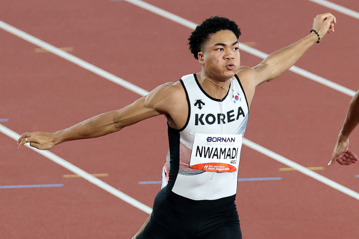 조 1위로 100m 준결승 통과하는 조엘진. 연합뉴스