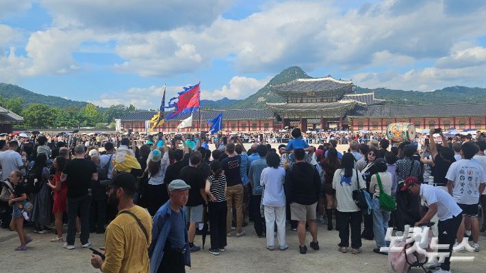 추석 연휴 3일차인 26일 오후 2시 경복궁 수문장 교대식을 구경하는 외국인 관광객들. 김창훈 기자