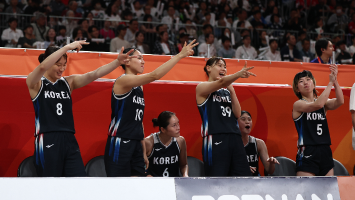 이해란 3점에 벤치 환호. 연합뉴스