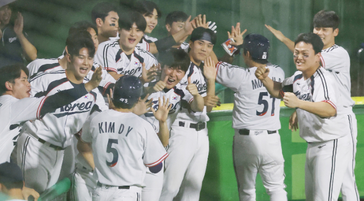 득점 후 축하받는 문현빈, 김도영. 연합뉴스