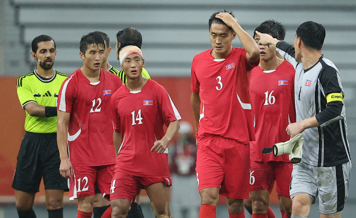 26일 일본 아이치현 도요타 스타디움에서 열린 2026 아이치·나고야 아시안게임 남자 축구 8강전에서 북한이 일본에 패한 가운데 골피커 강주혁(오른쪽)이 동료들에게 심판을 가리키며 무언가를 외치고 있다. 연합뉴스 