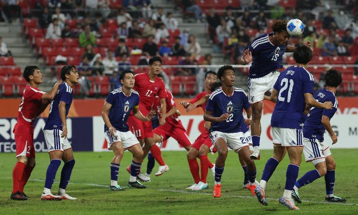 26일 일본 아이치현 도요타 스타디움에서 열린 2026 아이치·나고야 아시안게임 남자 축구 8강 북한과 일본의 경기. 일본 은와디케 우체가 헤딩을 시도하고 있다. 연합뉴스 