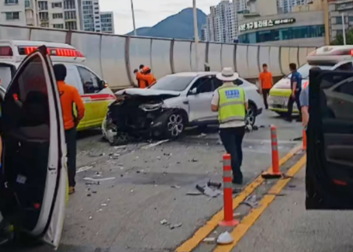 26일 부산의 한 고가도로에서 4중 충돌사고가 발생했다. 부산소방재난본부 제공