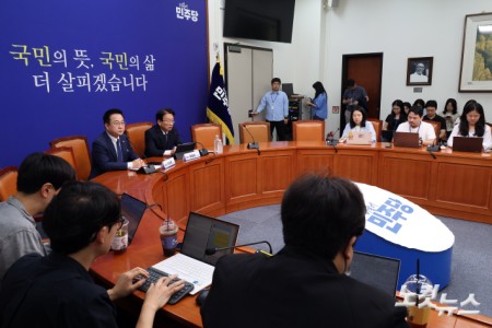 더불어민주당 권칠승 정책위의장과 박성준 수석대변인이 27일 서울 여의도 국회에서 추석민식 관련 기자간담회를 열고 있다.