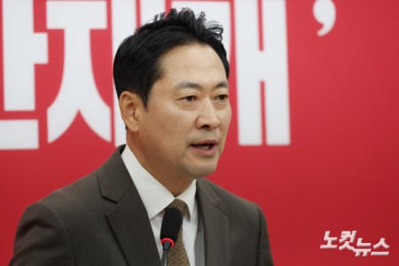 국민의힘 장동혁 대표가 27일 서울 여의도 국회에서 현안 관련 기자회견을 하고 있다.