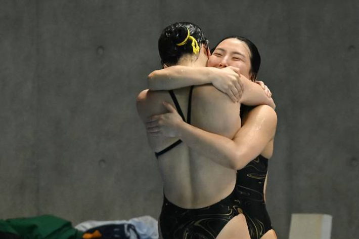 김수지가 27일 일본 도쿄 아쿠아틱스 센터에서 열린 대회 다이빙 여자 싱크로 3ｍ 스프링보드 결승에서 2위를 차지한 뒤 김나현을 얼싸안고 있다. 연합뉴스 