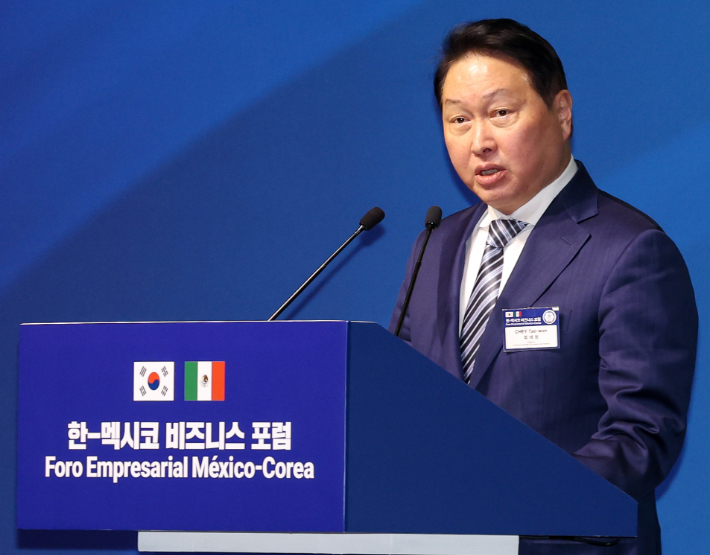 최태원 대한상공회의소 회장이 25일(현지시간) 멕시코시티 월드트레이드센터에서 이재명 대통령이 참석한 가운데 열린 한-멕시코 비즈니스 포럼에서 환영사를 하고 있다. 연합뉴스