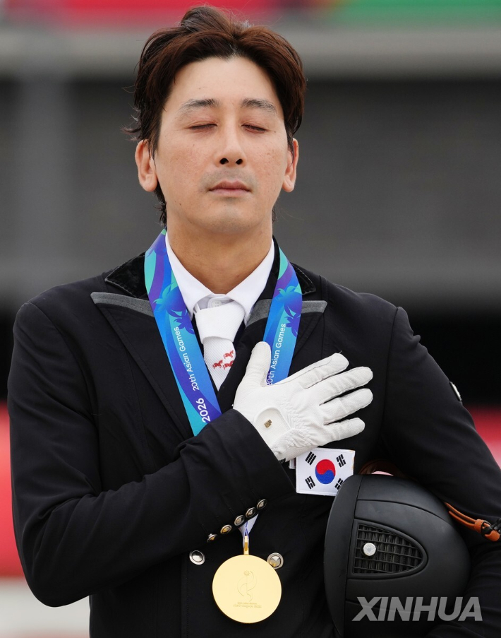 시상식에서 애국가를 들으며 감개무량한 표정을 짓고 있는 남동헌. 연합뉴스 