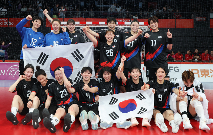 27일 일본 아이치현 이나자와 엔트리오에서 열린 2026 아이치·나고야 아시안게임 여자 핸드볼 풀리그 최종전 대한민국과 일본의 경기. 승리를 거두며 금메달을 확정지은 대한민국 선수들이 기념 촬영을 하고 있다. 연합뉴스 