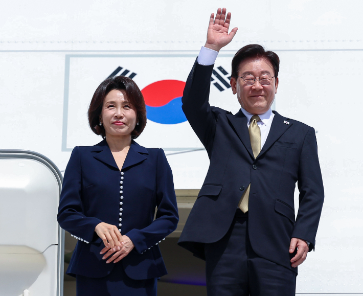 멕시코 국빈방문을 마친 이재명 대통령과 김혜경 여사가 26일(현지시간) 멕시코시티 펠리페 앙헬레스 국제공항 공군 1호기에서 환송객에게 인사하고 있다. 연합뉴스