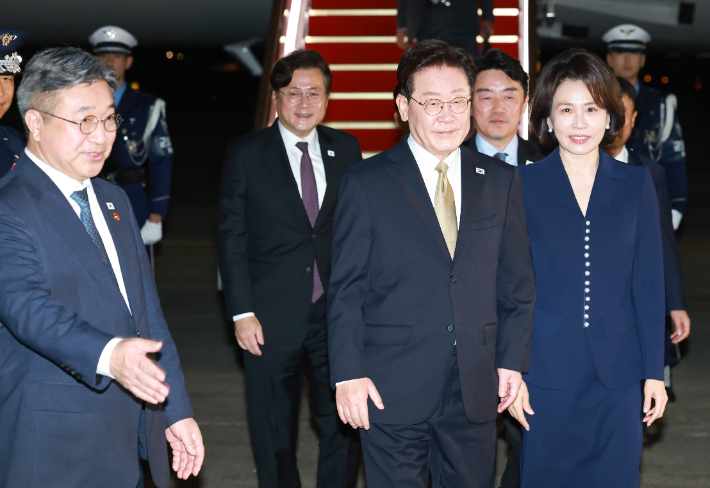 미국과 멕시코 순방을 마치고 귀국한 이재명 대통령과 김혜경 여사가 27일 성남 서울공항 공군 1호기에서 내려 차량으로 이동하고 있다. 연합뉴스