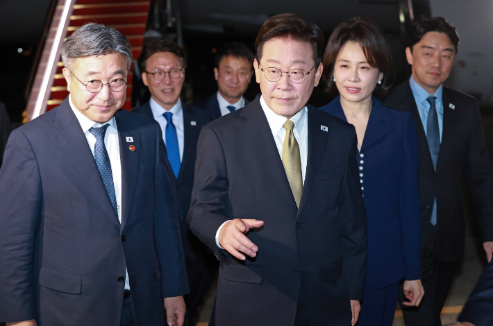 미국과 멕시코 순방을 마치고 귀국한 이재명 대통령과 김혜경 여사가 27일 성남 서울공항 공군 1호기에서 내려 차량으로 이동하고 있다. 연합뉴스