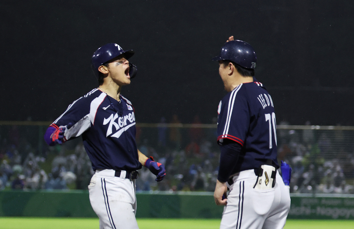 27일 일본 아이치현 도요하시 시민구장에서 열린 2026 아이치·나고야 아시안게임 결승 한국과 일본의 경기. 8회초 2사 1, 3루 상황에서 한국 김도영이 결승타를 날린 뒤 포효하고 있다. 연합뉴스 