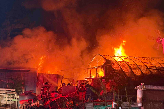 지난 25일 오후 8시 17분쯤 원주시 판부면 서곡삼거리 인근 창고에서 불이 나 약 1시간 10분 만에 꺼졌다. 강원소방본부 제공