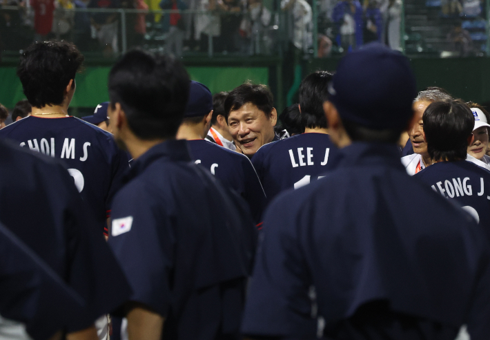 27일 일본 아이치현 도요하시 시민구장에서 열린 2026 아이치·나고야 아시안게임 결승 한국과 일본의 경기. 한국 선수들이 3-1로 승리하고 금메달을 차지하자 허구연 한국야구위원회(KBO) 총재가 선수들을 격려하고 있다. 연합뉴스 