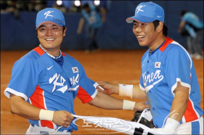 2010년 광저우아시안게임 당시 금메달을 따낸 뒤 기뻐하는 추신수(왼쪽)와 강정호. 노컷뉴스 