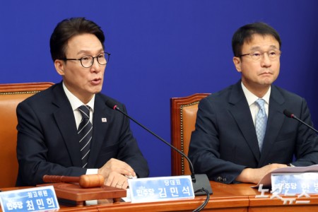 발언하는 김민석 대표