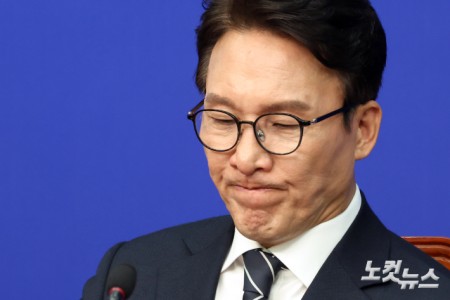 굳은 표정의 김민석 대표