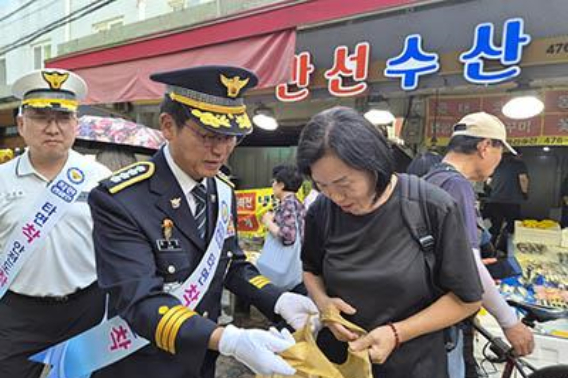 안양동안경찰서에서 전통시장 등 범죄예방·교통 캠페인을 진행하고 있다. 경기남부경찰청 제공