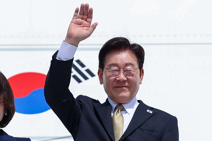 멕시코 국빈방문을 마친 이재명 대통령이 멕시코시티 펠리페 앙헬레스 국제공항 공군 1호기에서 환송객에게 인사하고 있다. 연합뉴스
