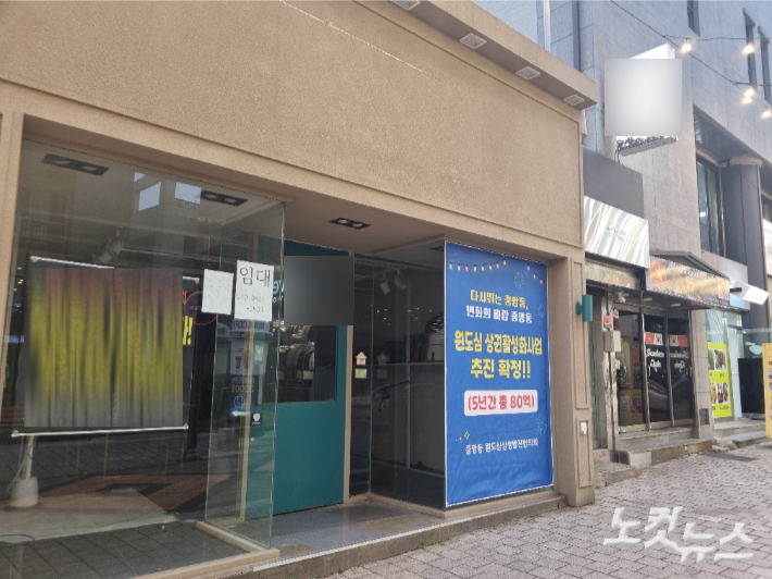 순천시 중앙동 원도심 상가에 '임대'가 붙어져 있다. 박사라 기자 
