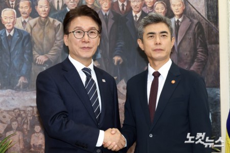 더불어민주당 김민석 대표가 28일 서울 여의도 국회에서 강신철 신임 국방부 장관과 악수를 하고 있다.