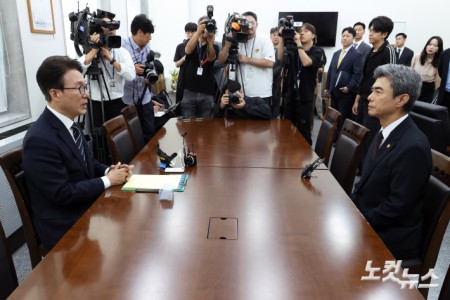더불어민주당 김민석 대표가 28일 서울 여의도 국회에서 강신철 신임 국방부 장관을 접견하고 있다.