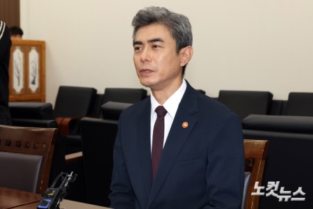 강신철 신임 국방부 장관이 28일 서울 여의도 국회에서 더불어민주당 김민석 대표를 예방하며 발언을 하고 있다.