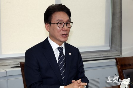 더불어민주당 김민석 대표가 28일 서울 여의도 국회에서 강신철 신임 국방부 장관을 접견하며 발언을 하고 있다.