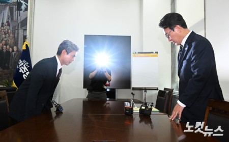 김민석 더불어민주당 대표가 28일 국회에서 강신철 신임 국방부장관을 접견하고 있다.