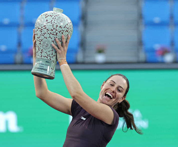 27일 서울 송파구 올림픽공원 테니스경기장에서 열린 2026 여자프로테니스(WTA) 투어 코리아오픈 테니스대회 단식에서 우승을 차지한 호주 킴벌리 비렐이 트로피와 함께 기념 촬영을 하고 있다. 연합뉴스 